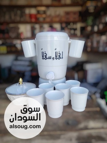 حافظه مياه و عصائر مع مجموعة من الأكواب يُعرف أيضًا باسم "ترمس الحرم - صورة رقم 1