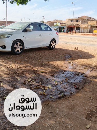 عربية ياريس بيضاء موديل 2015