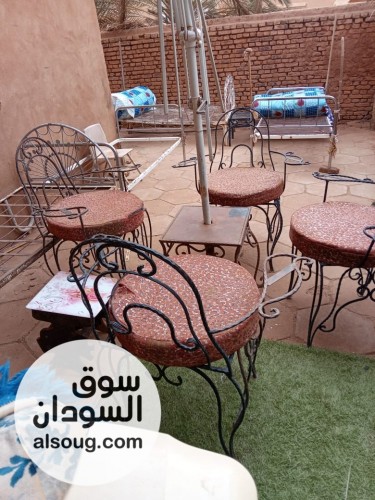 للبيع عدد ٤ كراسي حديد مع تربيزة