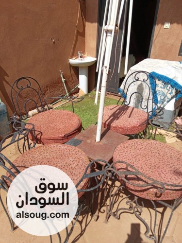 للبيع عدد ٤ كراسي حديد مع تربيزة - صورة رقم 2