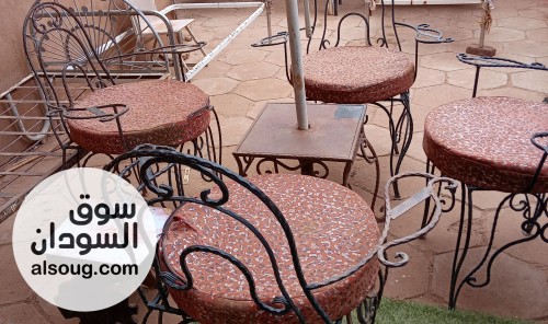 كراسي حوش...اربعة كراسي حوش حديد متينة معها تربيزة مركبة لها شمسية