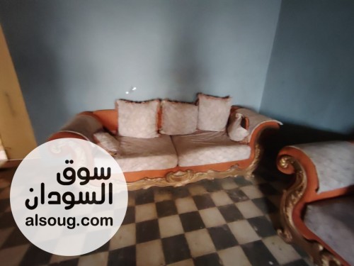 طقم جلوس مهوقني كنبتين وكرسييبن -السعر 2580-المكان امدرمان الواحة - صورة رقم 2
