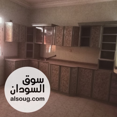 شقه للايجارفاضيه في الرياض الثوره ارضيه
