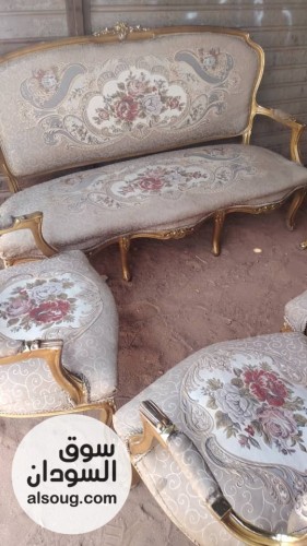 طقم جلوس دمياطي نضيف كنبة و٤كراسي مطلوب ٢٦٠٠