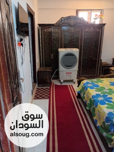 للايجار شقة مفروشة بالكامل طاقة شمسية وموية فل